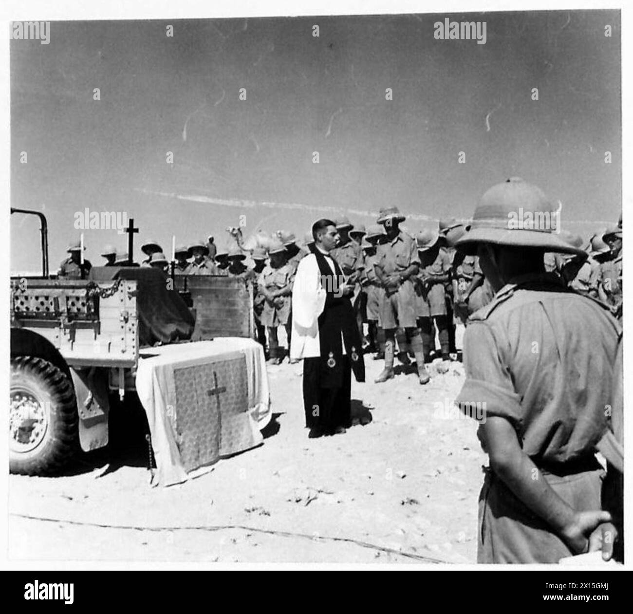 Soldaten der britischen Armee nehmen an einem Gottesdienst in der Wüste teil. Stockfoto