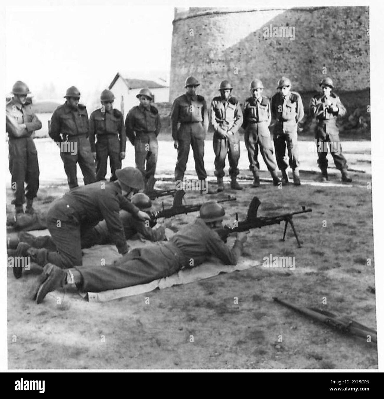 Sergeant Hart trainiert französische Rekruten im Einsatz von leichten Maschinengewehren Bren während des Tunesien-Feldzugs, wobei Rekruten britische Uniformen tragen, die mit französischen Kennungen gekennzeichnet sind. Stockfoto