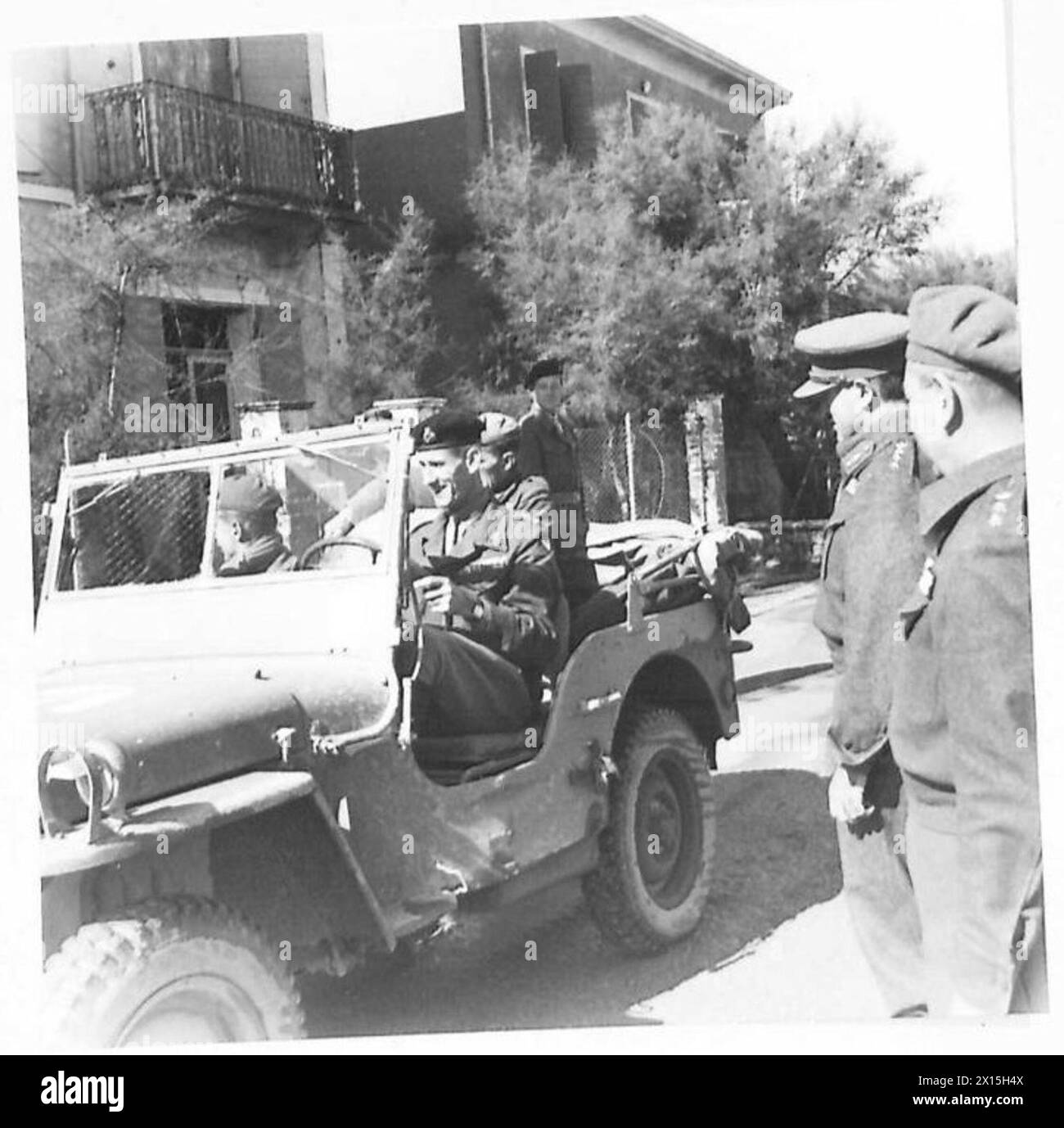 GENERAL McCreery BESUCHT DAS GRIECHISCHE Hauptquartier Lieut. General McCreery fährt seinen eigenen Jeep nach seinem Besuch in der Brigade HQ British Army Stockfoto