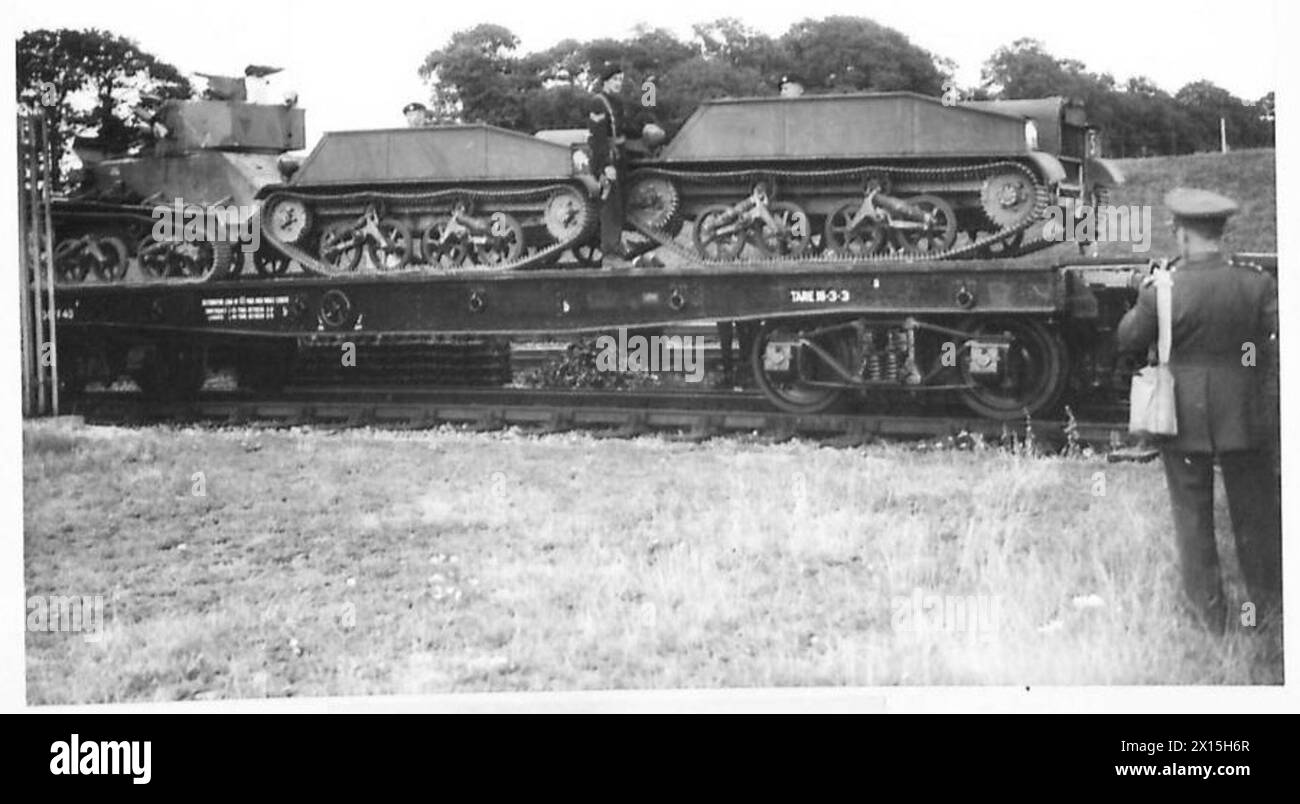 Die Panzer der britischen Armee werden auf ein Schienentanker geladen, um die militärische Logistik und die Bewegung gepanzerter Fahrzeuge zu zeigen. Stockfoto