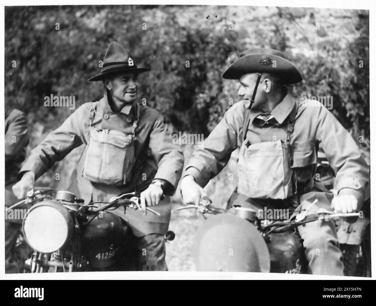 Ein TAG MIT DEM ARMY COLLEGE OF SCIENCE IN RHYL - Sergeant D. Calder (Neuseeland), der im letzten Krieg diente, unterhielt sich mit Sergeant A. Simmons (Australien) British Army Stockfoto