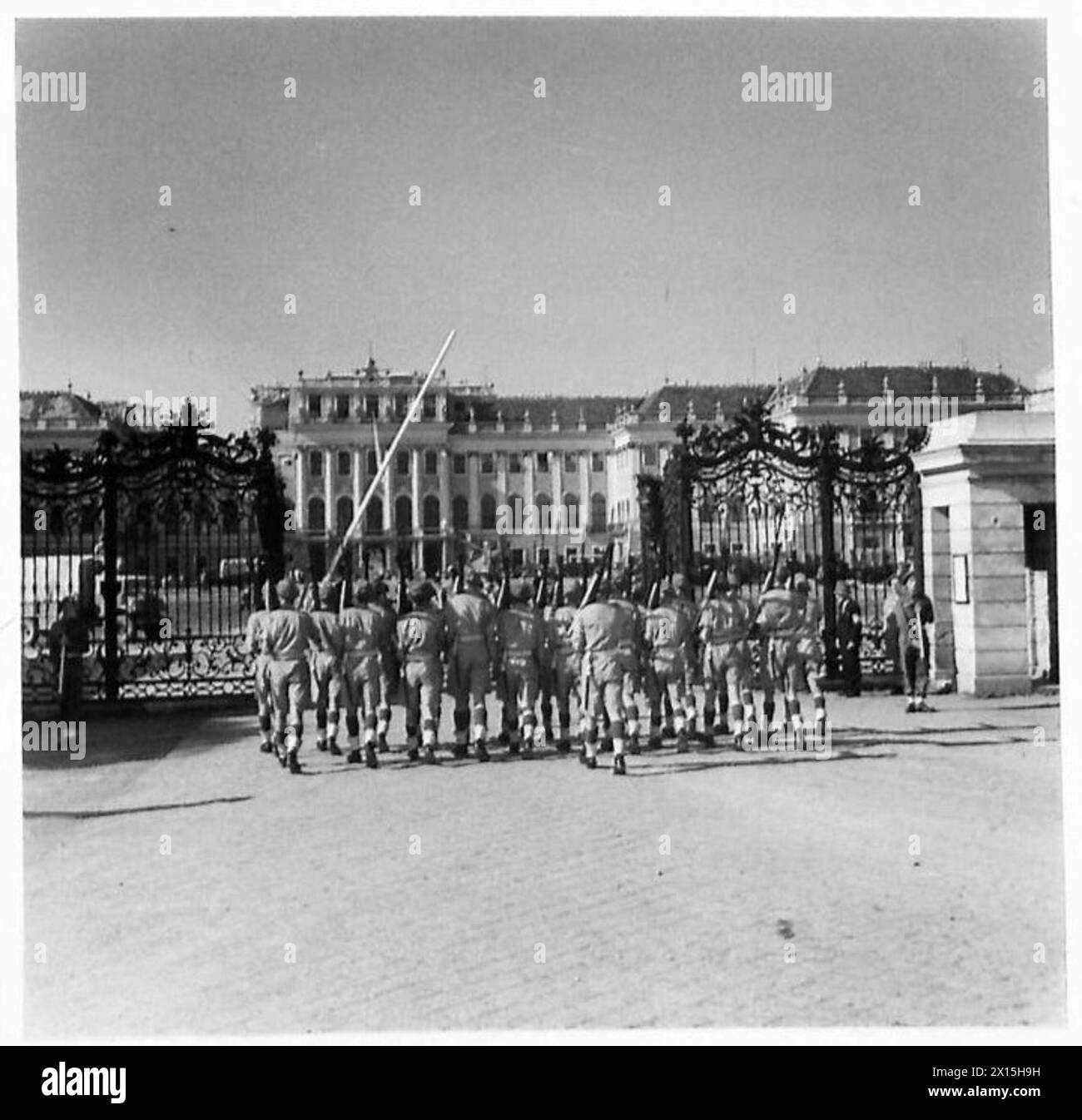 WIEN : WACHWECHSEL - die Garde des 2. BTN. Lancashire Fusiliers mit festen Bajonetten, tritt in die Palace Yard British Army ein Stockfoto