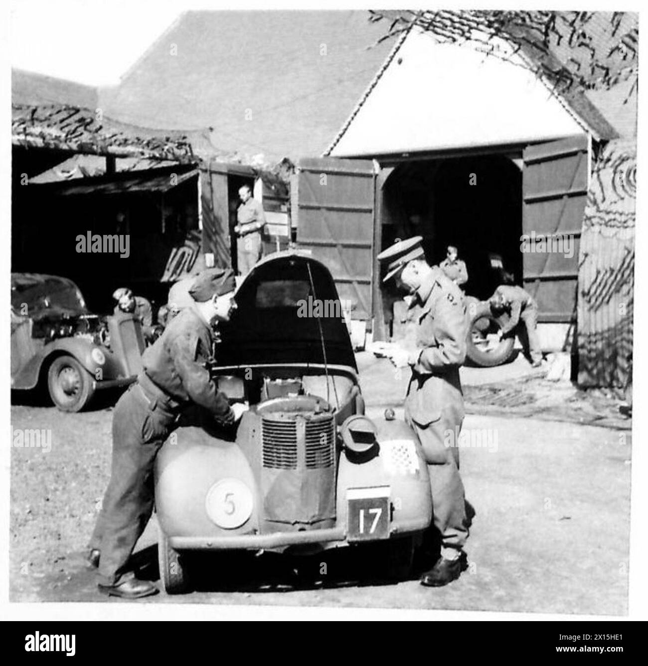 Auf dem Hof vor einer Scheune befindet sich eine Feldwerkstatt der British Army, die Wartungs- und Unterstützungsarbeiten im Freien anbietet. Stockfoto