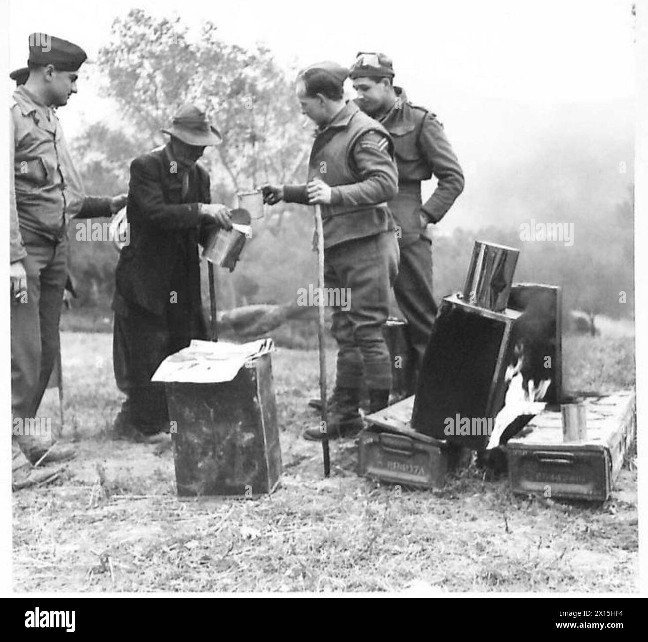 DIE BRITISCHE ARMEE IN NORDAFRIKA, SIZILIEN, ITALIEN, DEM BALKAN UND ÖSTERREICH 1942-1946 - verschiedene Aufnahmen von italienischen Flüchtlingen, die an einer der Sammelstellen Essen und Trinken bekommen, dann in Lastwagen steigen, die weiter zurückgebracht werden, um sie zur Entwesung und zum Umkleiden zurückzubringen. In drei Tagen wurden in diesem speziellen Punkt 1500 Menschen behandelt. Eine schwimmende Reserve von 1.000 Rationen wird für einen Notfall bereit gehalten. Die Flüchtlinge werden in der Regel mit Kleidung aus den alliierten Fabriken der British Army umgesiedelt Stockfoto