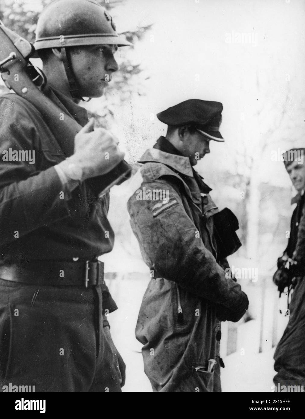 Deutsche Gefangene werden während der deutschen Invasion Norwegens im Mai 1940 von einem französischen Soldaten bewacht. Stockfoto