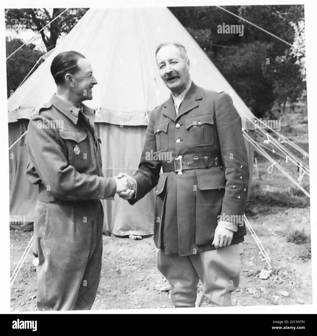 Der stellvertretende Oberbefehlshaber trifft auf General Giraud, der General Alexander während der Operationen der britischen Armee die Hand schüttelt. Stockfoto
