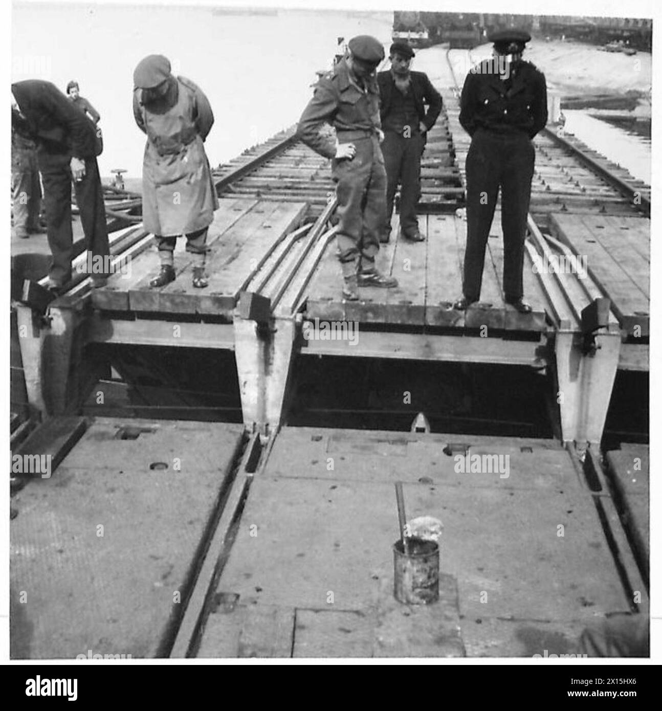 Eine permanente Rampenbrücke wird für den Ladebetrieb an eine Zugfähre angeschlossen. Stockfoto