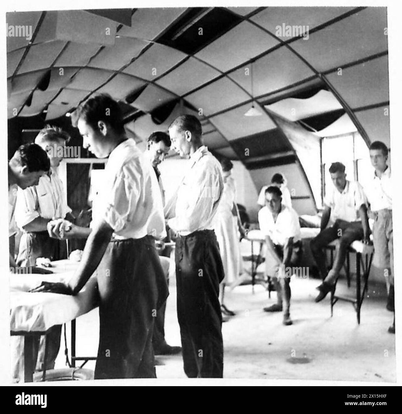 Mitarbeiter der Chartered Society of Massage and Medical Gymnastics bieten Physiotherapie und spezielle Übungen für Patienten der britischen Armee in Nordafrika. Stockfoto