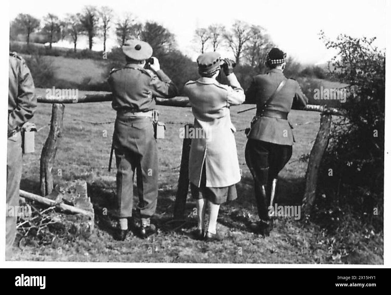 BESUCH DER PRINZESSIN ROYAL IN Einem BATAILLON DES FLACHLANDREGIMENTS - HRH beobachtete die Truppen, die sich auf den Angriff vorbereiten, durch ihre eigenen speziellen Feldgläser, die sie dem Bataillon vor zwei Jahren geliehen hatte und seit der britischen Armee vom Bataillon eingesetzt wird Stockfoto