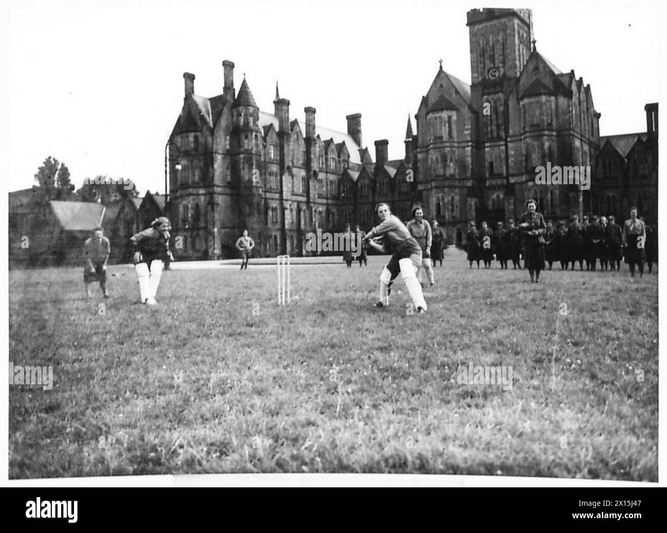 Ein TAG MIT DEN A.T.S. IM TRAINING - Netball und Cricket werden bei den Spielen der British Army gespielt Stockfoto