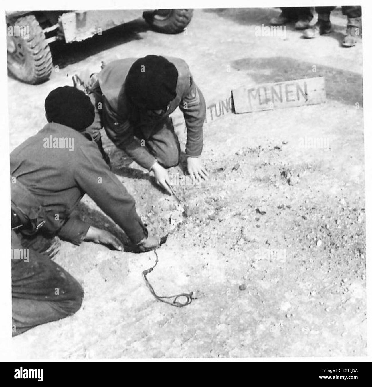 Ein Sergeant und ein Sapper der Royal Engineers entfernen eine Mine von der Thala-Kasserine-Straße während des Vormarsches der britischen Armee an der Thala-Front. Stockfoto