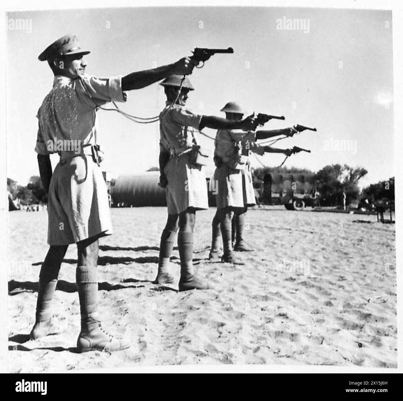 EIN INDISCHES JODHPUR SARDOR-INFANTERIEREGIMENT IN NORDAFRIKA - indische Offiziere auf der Revolver-Range British Army Stockfoto