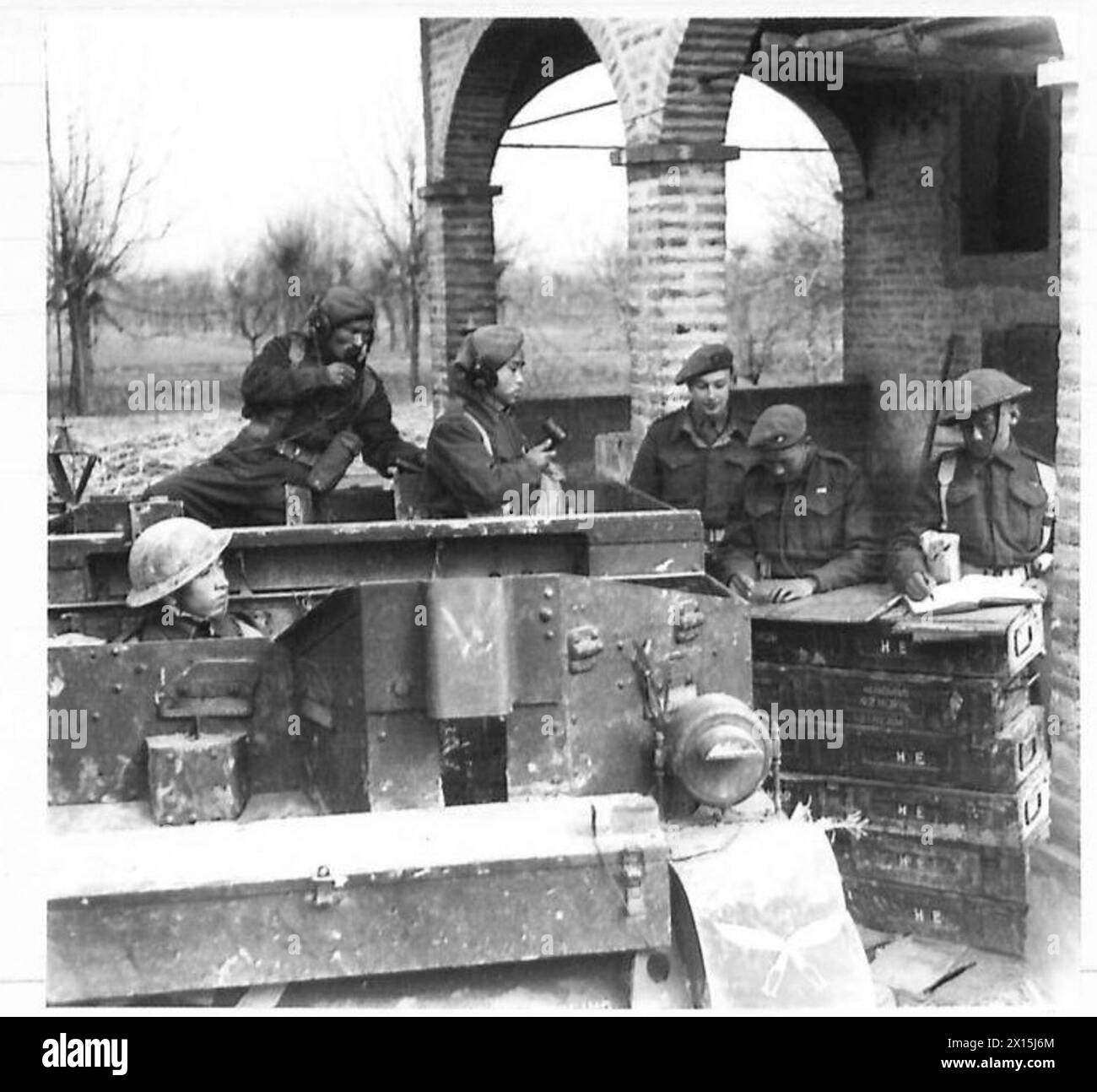 Ein Mörserzugoffizier überprüft die Positionen auf einer Karte anhand von Informationen, die ein Bren-Trägerradio während der Operationen der British Army erhalten hat. Stockfoto