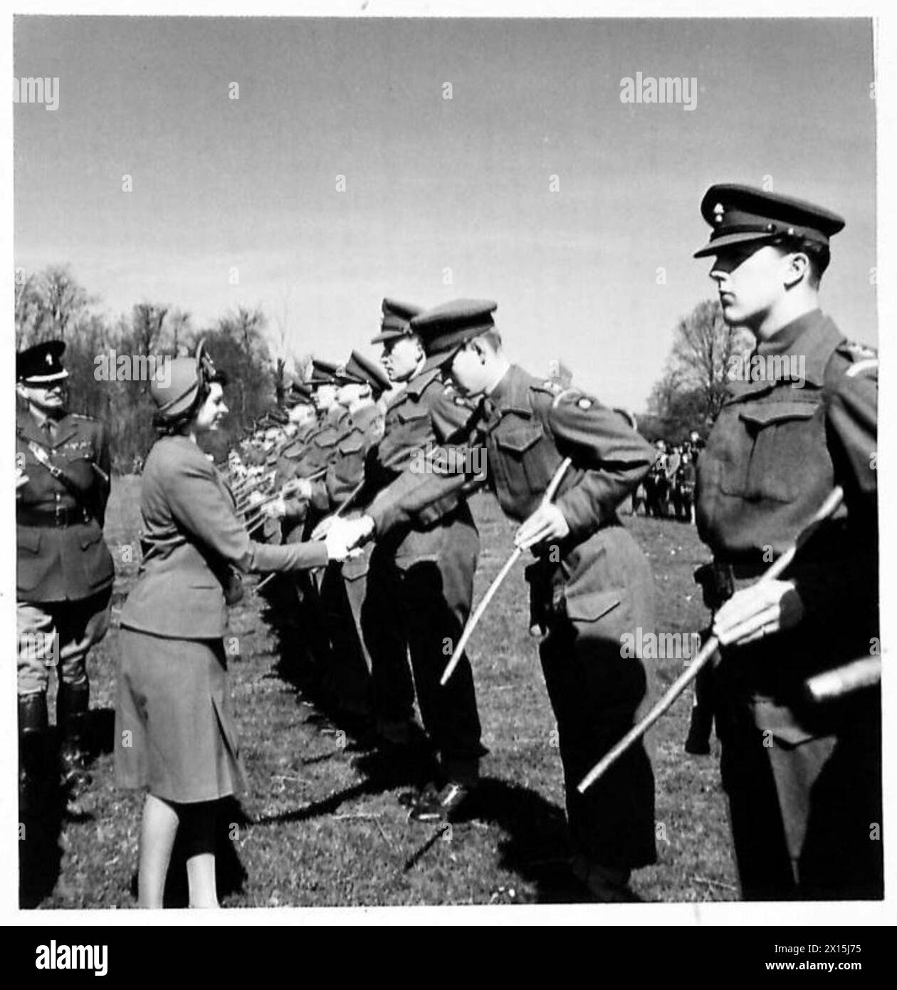 Prinzessin Elizabeth trifft auf Offiziere eines Panzerbataillons der Garde, wo sie die Operationen und zeremonielle Aufgaben beobachtet. Stockfoto