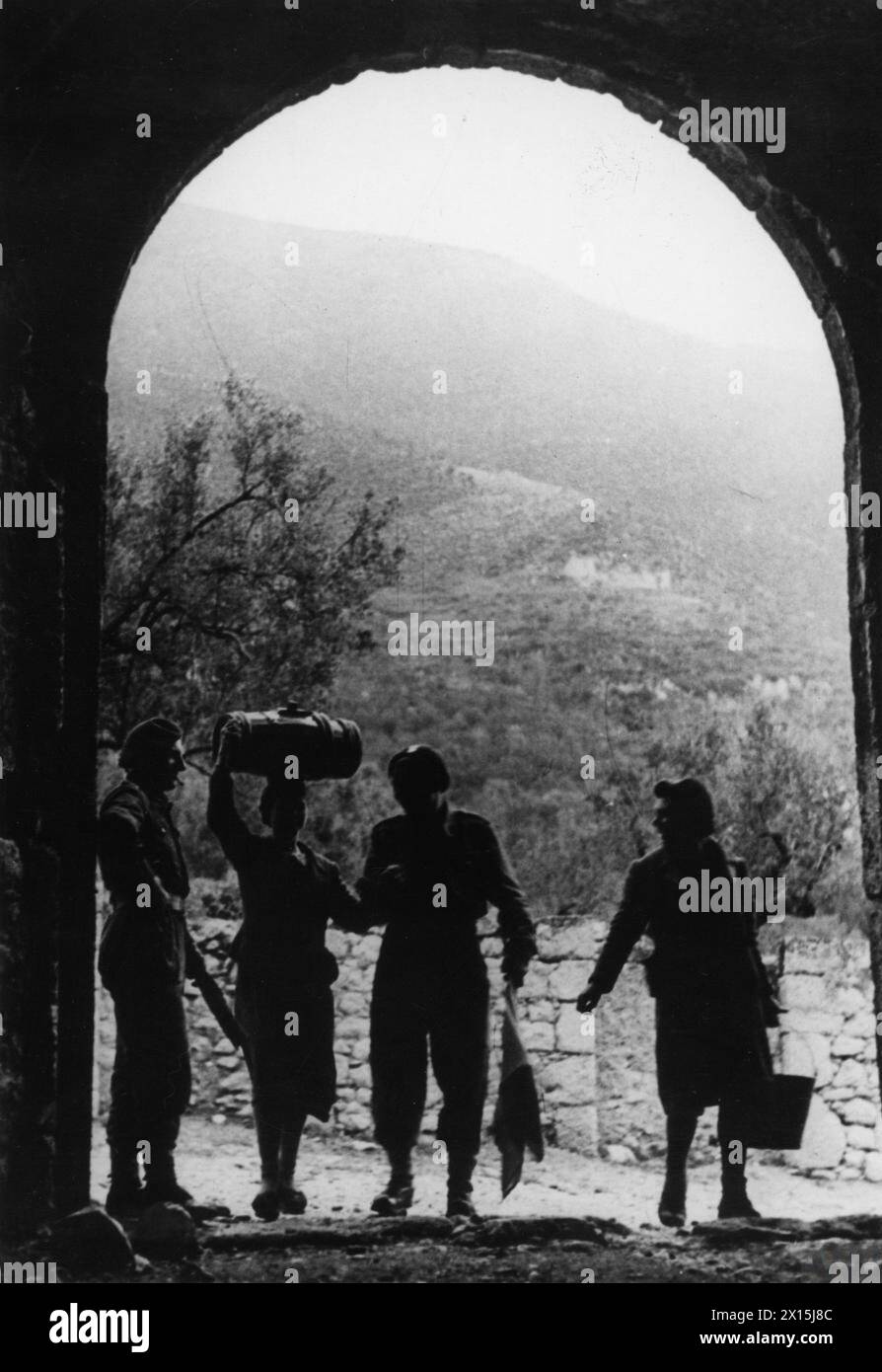 DIE POLNISCHE ARMEE IM ITALIENISCHEN FELDZUG, 1943-1945 - die Schlacht von Monte Cassino, Januar bis Mai 1944. Italienische Mädchen bringen Wein für Truppen des 2. Polnischen Korps in ihren Billets bei Cassino, Mai 1944 polnische Armee, polnische Streitkräfte im Westen, polnische Korps, II Stockfoto