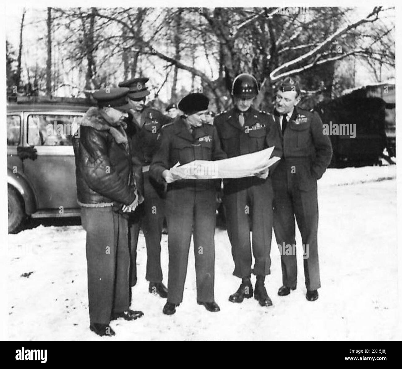 ALLIIERTE FÜHRER BERATEN - L-R: Eine Karte studieren:- Gen H.D.G. Crerar, CBE DSO GOC 1 Canadian Army Lt-General Sir Miles Dempsey, KCB DSO MC GOC 2 British Army Field-Marshal Sir Bernard L Montgomery, KCB DSO C-in-C 21 Army GP. Generalleutnant W.H. Simpson, GOC 9 American A My Air-Marshal Sir Arthur F Coningham, KCB DSO MC DFC AO C-in-C 2. TAF British Army, 21. Armeegruppe Stockfoto