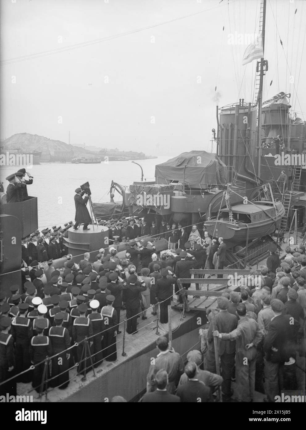 Die HMS Adrias, ein griechischer Zerstörer, wurde am 20. Juli 1942 in Wallsend-on-Tyne in Auftrag gegeben, wobei griechische Farben während der Zeremonie gehisst wurden. Stockfoto Die HMS Adrias, ein griechischer Zerstörer, wurde am 20. Juli 1942 in Wallsend-on-Tyne in Auftrag gegeben, wobei griechische Farben während der Zeremonie gehisst wurden. Stockfoto