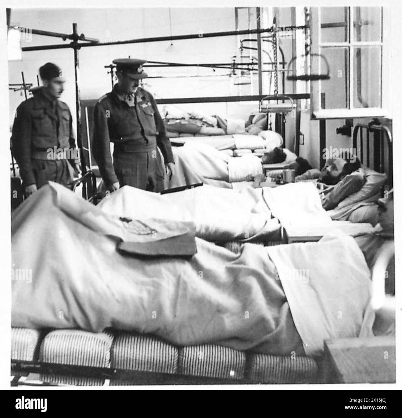 NORDAFRIKA : INSPEKTION DER MEDIZINISCHEN VERSORGUNG DURCH D.G.M.S. - der General chatet mit einem bärtigen Patienten auf der chirurgischen Station des General Hospital British Army 94 Stockfoto