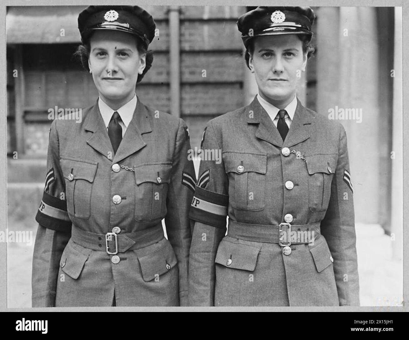 ZWILLINGE IN DER W.A.A.F. POLIZEIPATROUILLE IN LONDON - dreiunddreißig Jahre alte Zwillinge - Corporals Irene und Joyce aus Peckham, South London, traten 1940 der W.A.F. bei und wurden nach zwei Jahren auf einem Ballongelände wieder zur Polizeiabteilung zusammengestellt. Seit dem Eintritt in den Dienst waren sie immer zusammen. Das Bild (ausgestellt 1943) zeigt: Corporal Irene [links] und Corporal Joyce Royal Air Force Stockfoto