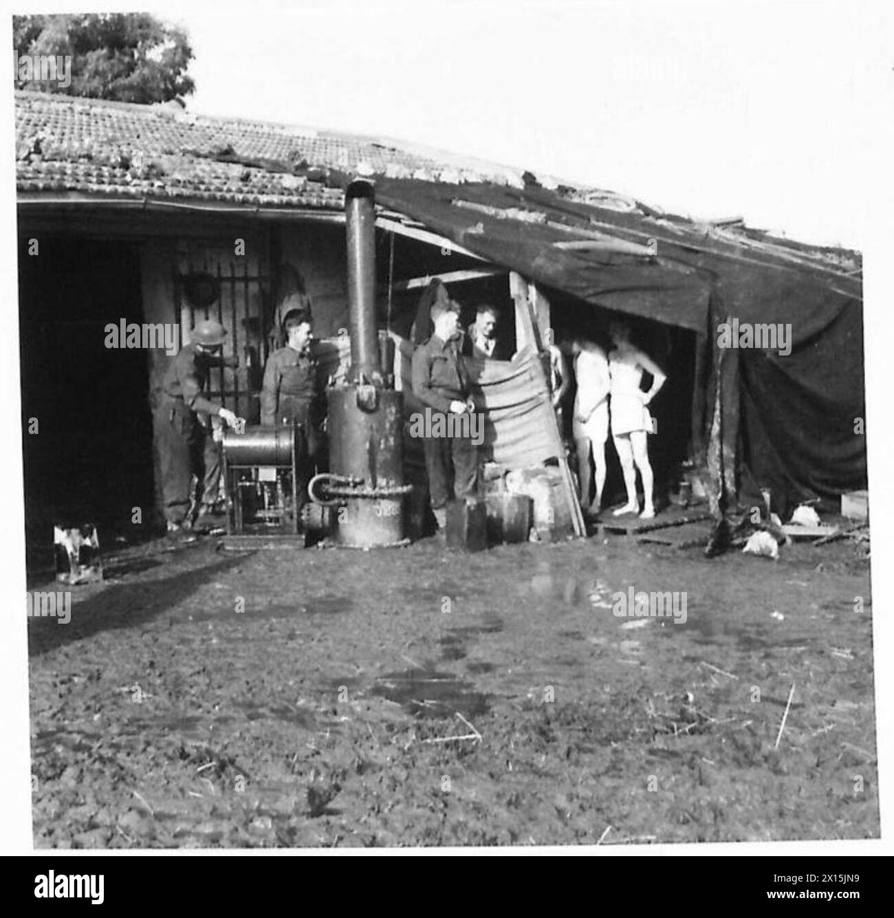 Soldaten eines Bataillons des Northamptonshire Regiments nehmen ein Bad, das von einer mobilen Badeinheit in Nordafrika bereitgestellt wird, die von der britischen Armee dokumentiert wurde. Stockfoto