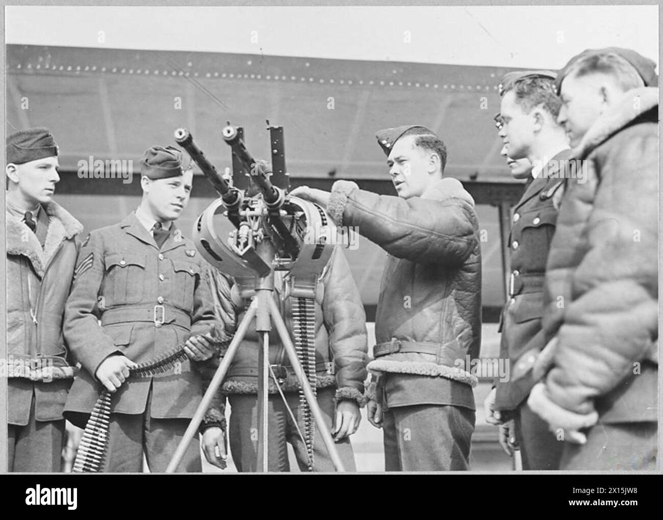 Die Royal Air Force (RAF) verteidigte Großbritannien während des Zweiten Weltkriegs durch Operationen wie die Schlacht um Großbritannien, strategische Bombenangriffe und Küstenpatrouillen. Die personellen und technologischen Innovationen der RAF trugen dazu bei, die Luftüberlegenheit zu erhalten und die alliierten Streitkräfte in mehreren Theatern zu unterstützen. Stockfoto