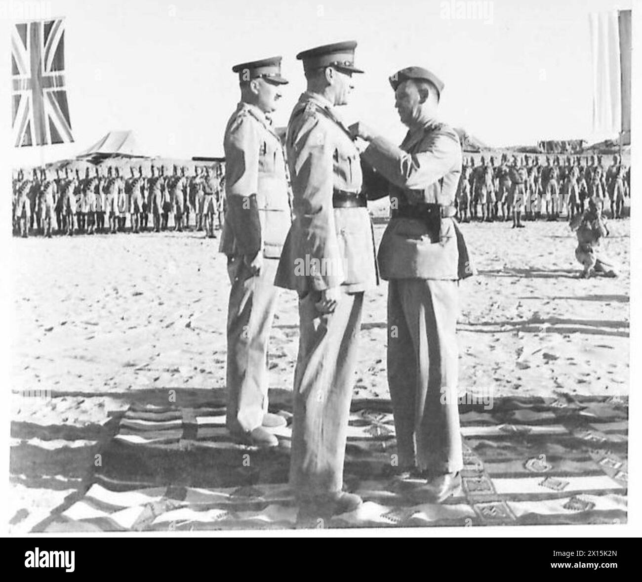 Zwischen 1942 und 1943 verlieh General Józef Zając von der polnischen Armee im Nahen Osten die Virtuti-Militari-Medaille an General Claude Auchinleck, während General Neil Methuen Ritchie in der Nähe von Kairo, Ägypten, auf die Auszeichnung wartete. Stockfoto