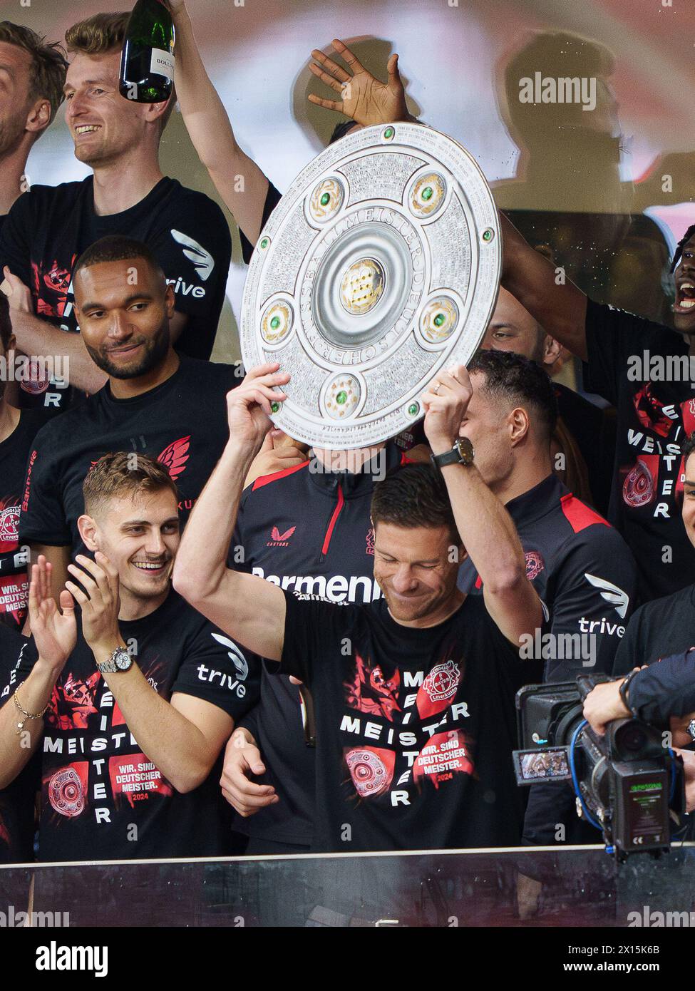 Xabi Alonso, Trainer, Headcoach teammanager Leverkusen Granit Xhaka, Lev 34 Lukas HRADECKY, Torhüter Lev 1 Josip Stanisic, Lev 2 feiern mit Fans nach dem Spiel BAYER 04 LEVERKUSEN - SV WERDER BREMEN 5-0 am 14. April 2024 in Leverkusen. Saison 2023/2024, 1.Bundesliga, Spieltag 29, 29.Spieltag © Peter Schatz / Alamy Live News - DFL-VORSCHRIFTEN VERBIETEN DIE VERWENDUNG VON FOTOGRAFIEN als BILDSEQUENZEN und/oder QUASI-VIDEO - Stockfoto