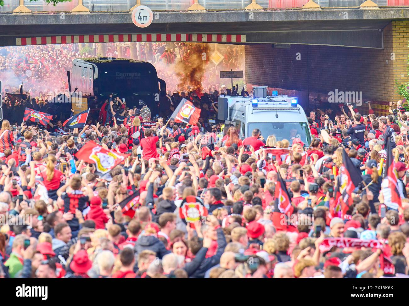 Team-Ankunft im Teambus mit feiernden Fans vor dem Spiel BAYER 04 LEVERKUSEN - SV WERDER BREMEN am 14. April 2024 in Leverkusen. Saison 2023/2024, 1.Bundesliga, Spieltag 29, 29.Spieltag © Peter Schatz / Alamy Live News - DFL-VORSCHRIFTEN VERBIETEN DIE VERWENDUNG VON FOTOGRAFIEN als BILDSEQUENZEN und/oder QUASI-VIDEO - Stockfoto