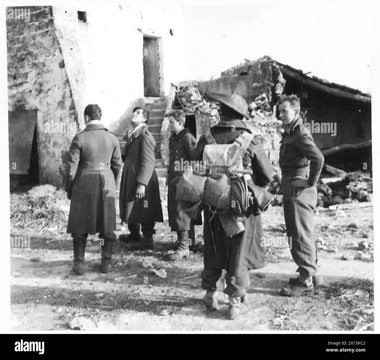 Eine Reihe von Gefangenen wird unter Bewachung gehalten und wartet auf Verhöre durch einen Geheimdienstoffizier während der Operationen der Fünften Armee auf dem Fluss Garigliano in Italien, britische Armee. Stockfoto