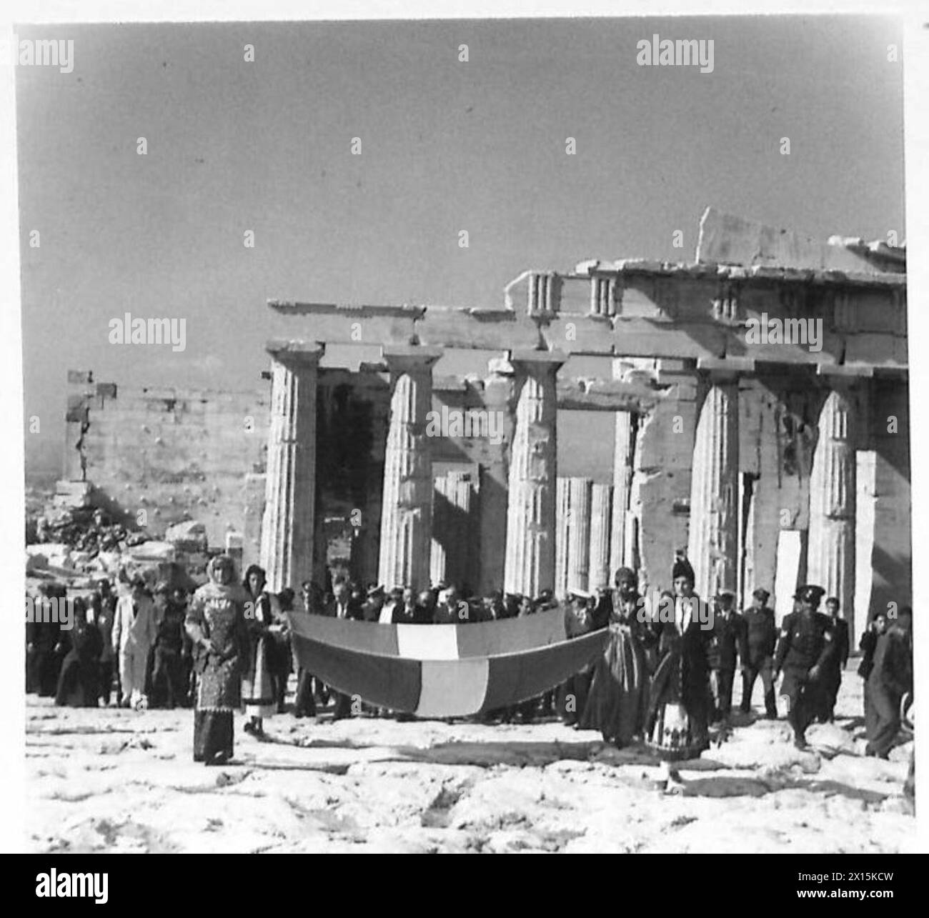 DIE GRIECHISCHE REGIERUNG KEHRT NACH GRIECHENLAND ZURÜCK - angeführt von den Mädchen mit der griechischen Flagge, bewegt sich die Prozession durch die Akropolis in Richtung der britischen Armee Parthenon Stockfoto