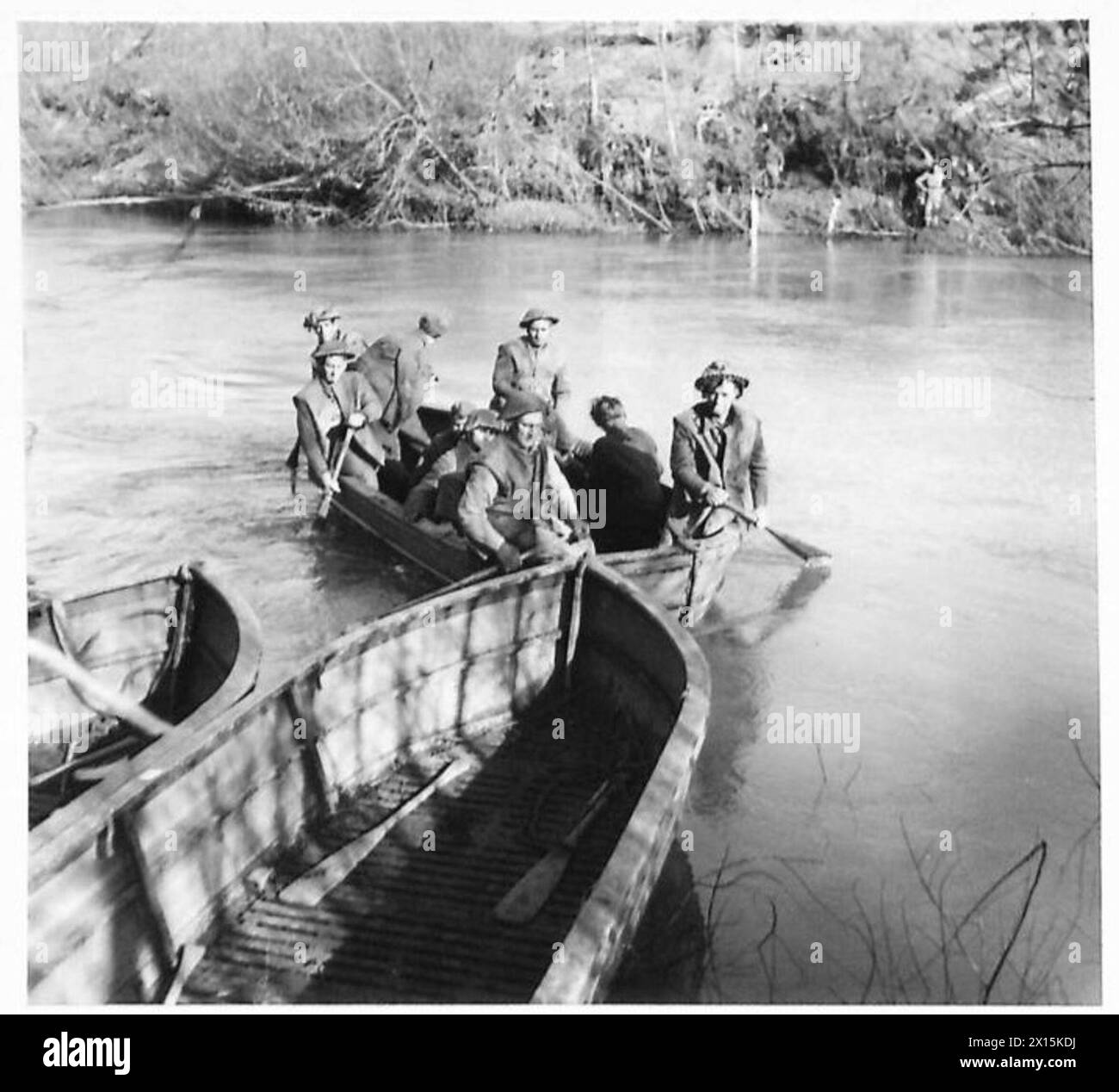 DIE SCHLACHTEN VON MONTE CASSINO, JANUAR-MAI 1944 - erste Schlacht von Monte Cassino, 17. Januar bis 11. Februar 1944. Überquerung des Garigliano-Flusses. Deutsche Gefangene werden von Truppen der 56. Infanteriedivision (British X Corps, US Fünfte Armee), 18. Januar 1944 US-Armee, britische Armee, britische Armee, 10. Korps, britische Armee, 56. Londoner Division, deutsche Armee Stockfoto