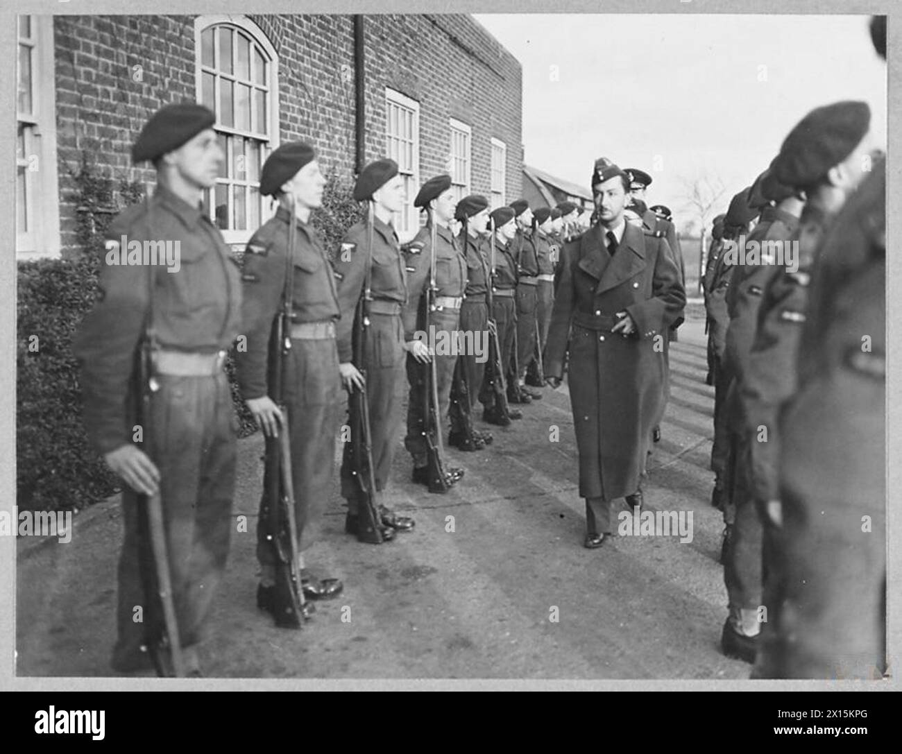 Der Regent des Irak inspiziert 1943 das Personal des RAF-Regiments in einer Bomberstation. Stockfoto Der Regent des Irak inspiziert 1943 das Personal des RAF-Regiments in einer Bomberstation. Stockfoto