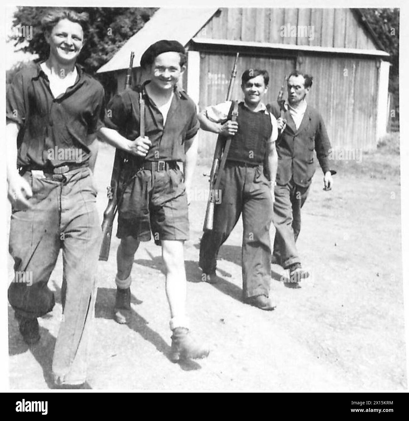 Zeigt französische Jugendliche, die während der Befreiung britische Truppen in Tinchbray treffen, und bekundet Begeisterung und Bereitschaft, bei der Wiederherstellung der Ordnung zu helfen, britische Armee, 21. Armeegruppe. Stockfoto