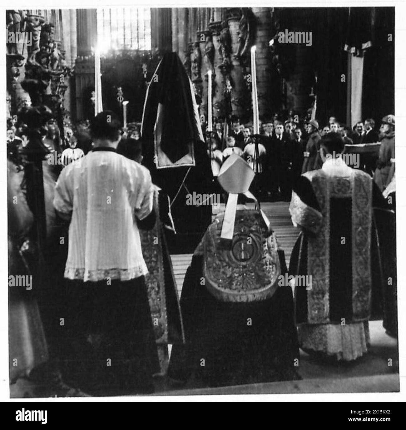 Der Erzbischof führt den feierlichen Trauerdienst für Brüsseler Polizeibeamte durch, die während der Besatzung von deutschen Truppen getötet wurden. Stockfoto
