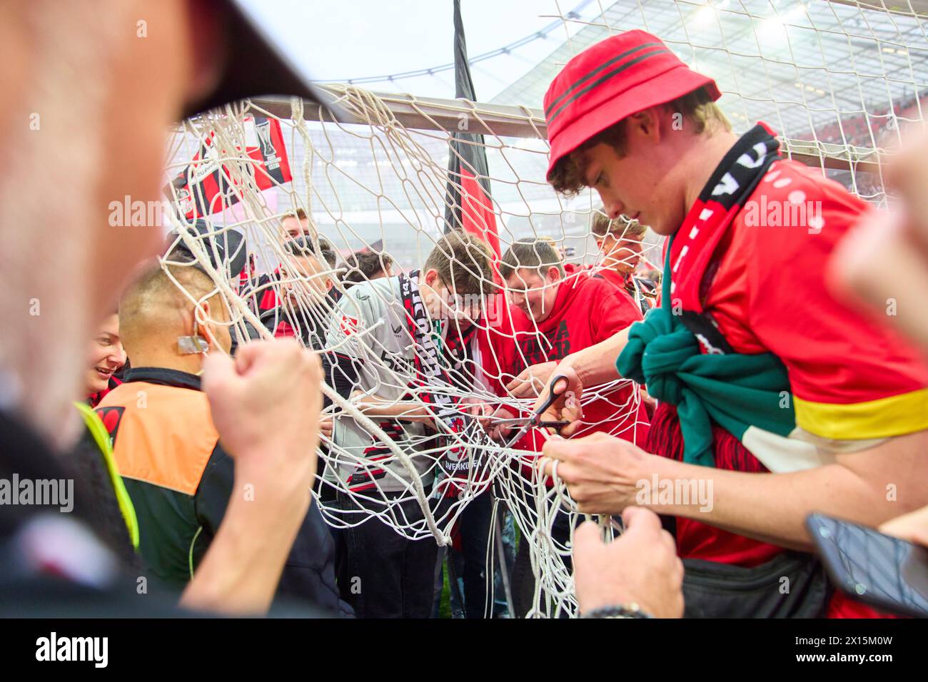 Feierliche Meisterschaft, Fans schnitten das Tornetz als Souvenir nach dem Spiel BAYER 04 LEVERKUSEN - SV WERDER BREMEN 5-0 am 14. April 2024 in Leverkusen. Saison 2023/2024, 1.Bundesliga, Spieltag 29, 29.Spieltag © Peter Schatz / Alamy Live News - DFL-VORSCHRIFTEN VERBIETEN DIE VERWENDUNG VON FOTOGRAFIEN als BILDSEQUENZEN und/oder QUASI-VIDEO - Stockfoto