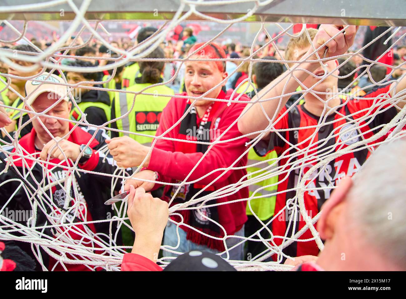 Feierliche Meisterschaft, Fans schnitten das Tornetz als Souvenir nach dem Spiel BAYER 04 LEVERKUSEN - SV WERDER BREMEN 5-0 am 14. April 2024 in Leverkusen. Saison 2023/2024, 1.Bundesliga, Spieltag 29, 29.Spieltag © Peter Schatz / Alamy Live News - DFL-VORSCHRIFTEN VERBIETEN DIE VERWENDUNG VON FOTOGRAFIEN als BILDSEQUENZEN und/oder QUASI-VIDEO - Stockfoto