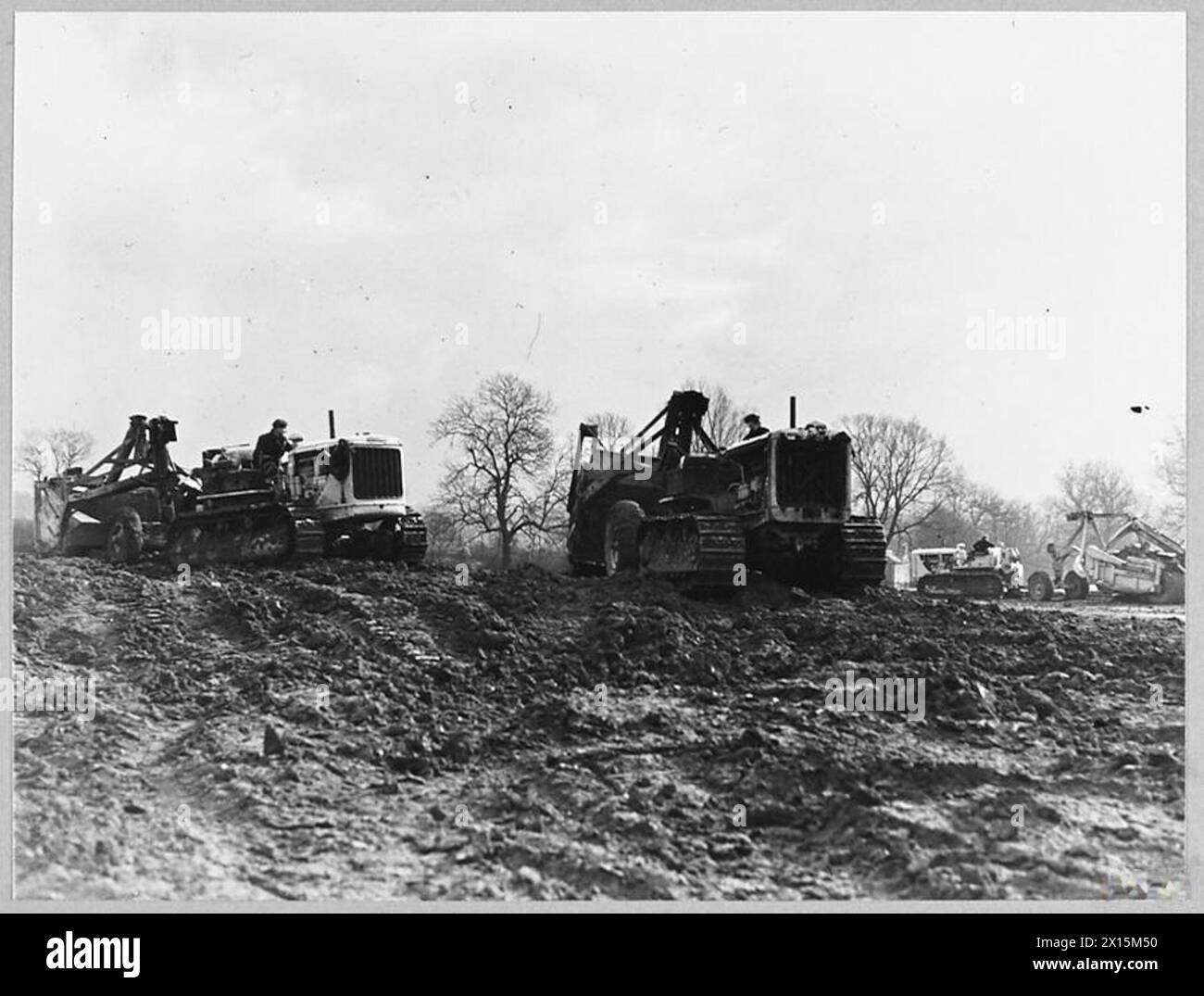 Ein Bild aus dem Jahr 1943 zeigt Ruston Bucyrus Bagger und Scraper, die auf einem RAF-Flugplatz in den Midlands arbeiten, einschließlich eines 12-Yard- und zwei 8-Yard-Scrapers. Stockfoto