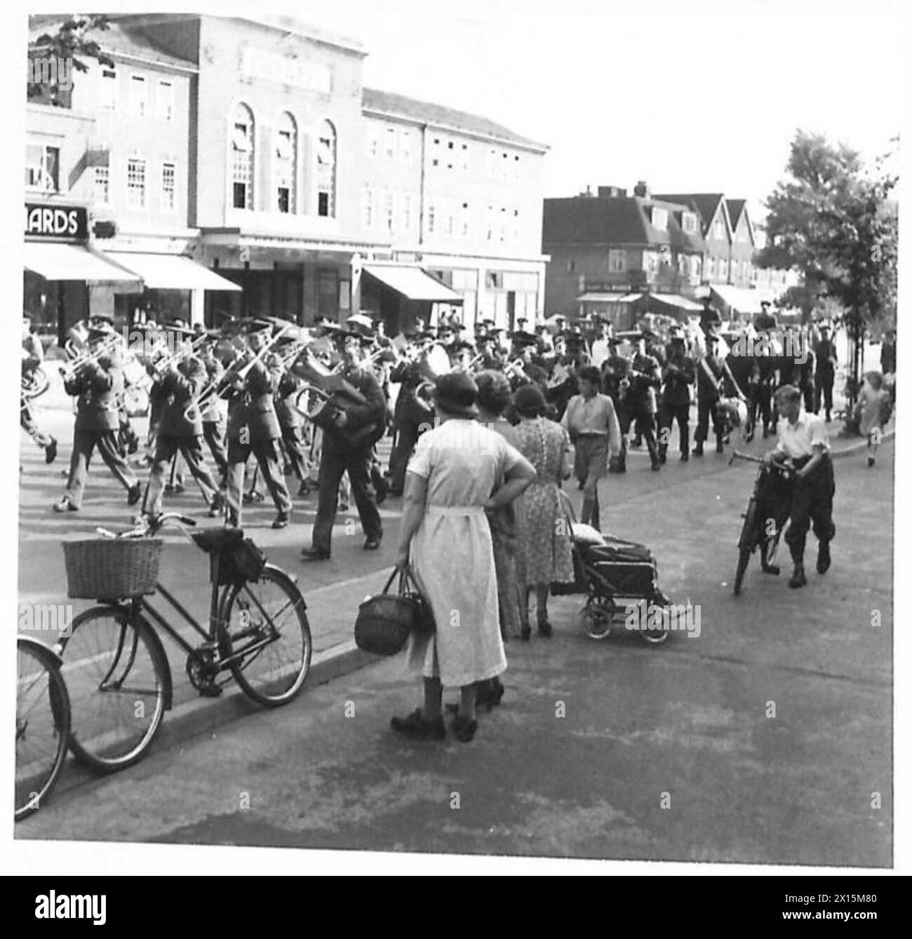 WALISISCHE GARDE MARSCHIERTE ein Trainingsbataillon der walisischen Garde durch eine Stadt im South Eastern Command British Army Stockfoto