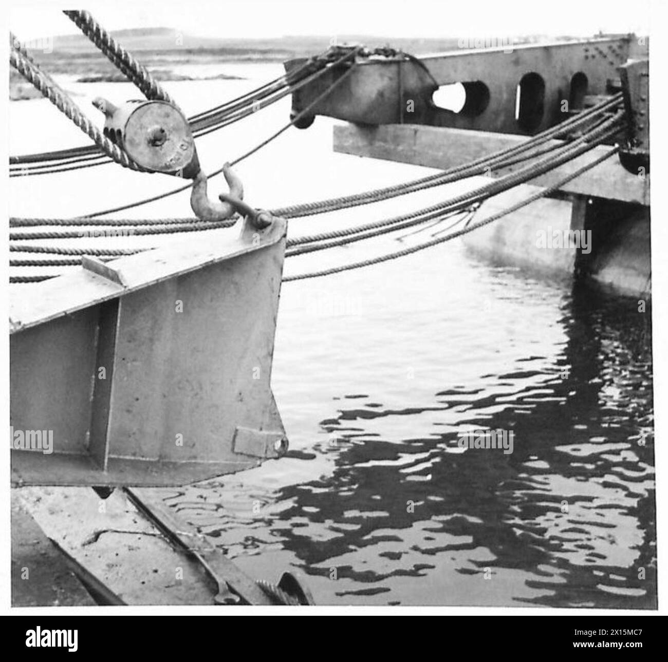 Eine Pontonbrücke wurde absichtlich gebrochen, um das Trompetensystem während eines speziellen Einsatzes der British Army zu testen. Stockfoto