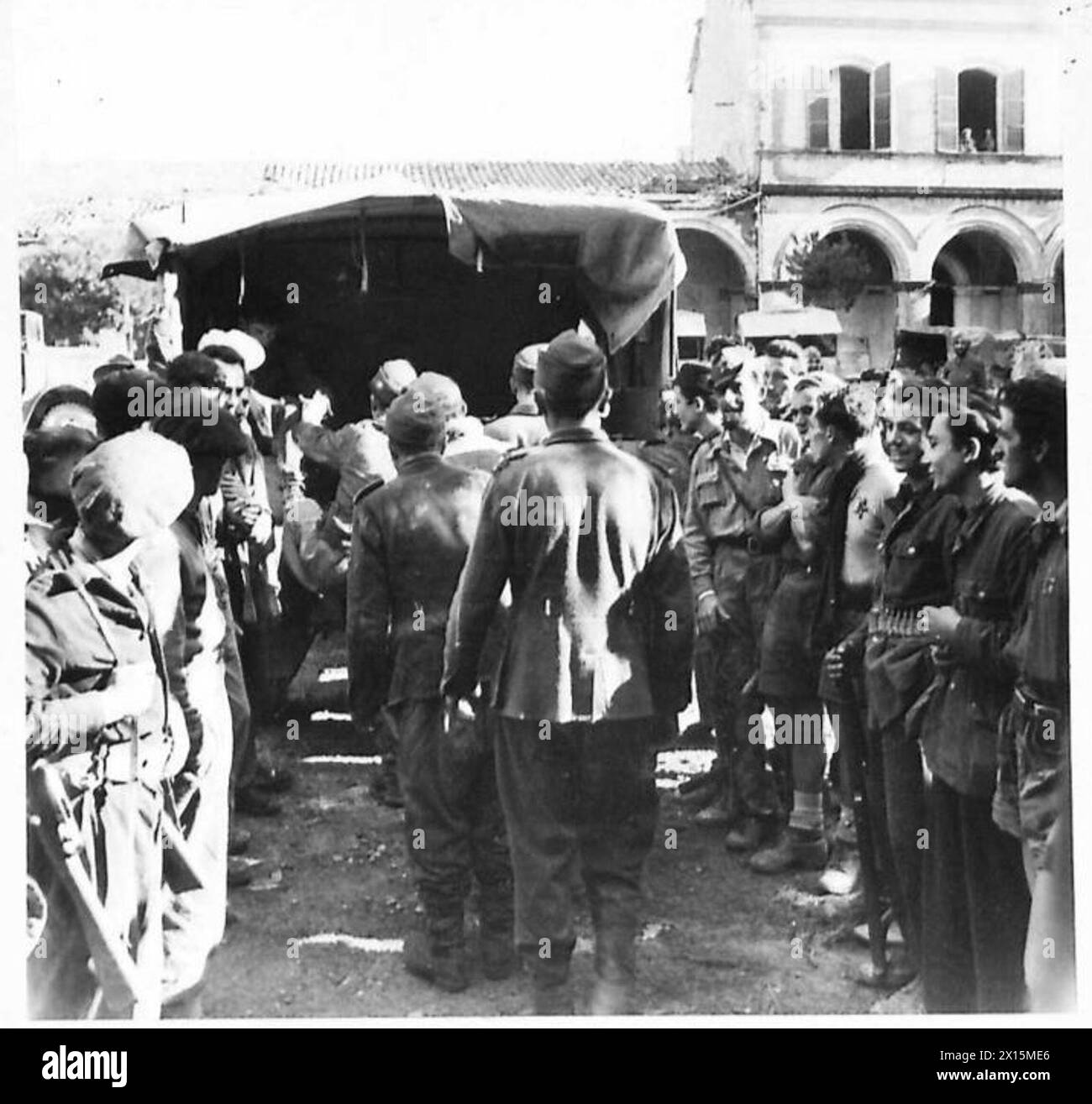 Im Dorf Sogliano wird ein Gefangenenkäfig eingerichtet. Deutsche Gefangene werden von Partisanen und indischen Soldaten in eine 15-cwt-Gruppe eskortiert. Fahrzeug für den Transport zum Hauptquartier der Division zur Vernehmung durch Personal der britischen Armee. Stockfoto