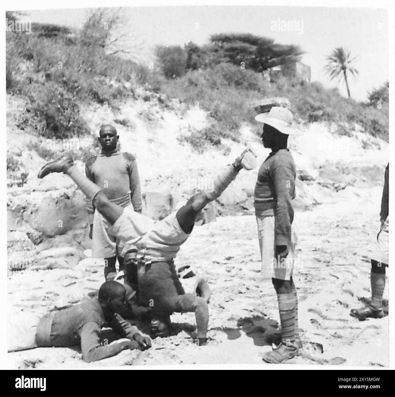 Männer der Royal West African Frontier Force genießen Zeit an einem Strand in der Nähe einer Vorreiterposition entlang der kenianisch-italienischen Grenze Somaliland Stockfoto