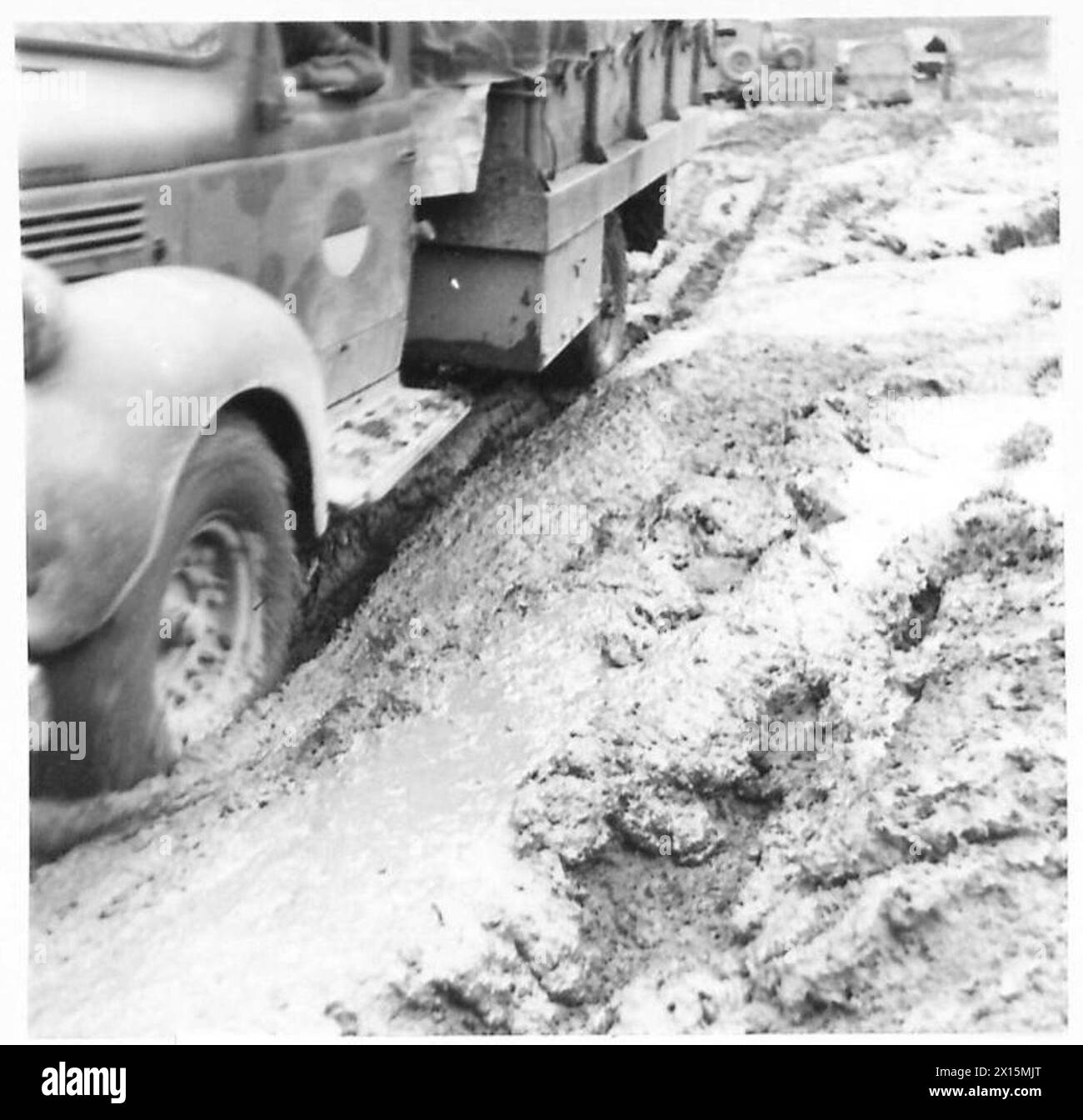 Die Fahrer der 4. Indischen Division steuern Fahrzeuge durch tiefen Schlamm, der unebenes Gelände versteckt, und riskieren, dass sie sich tief in die Achse eintauchen. Stockfoto