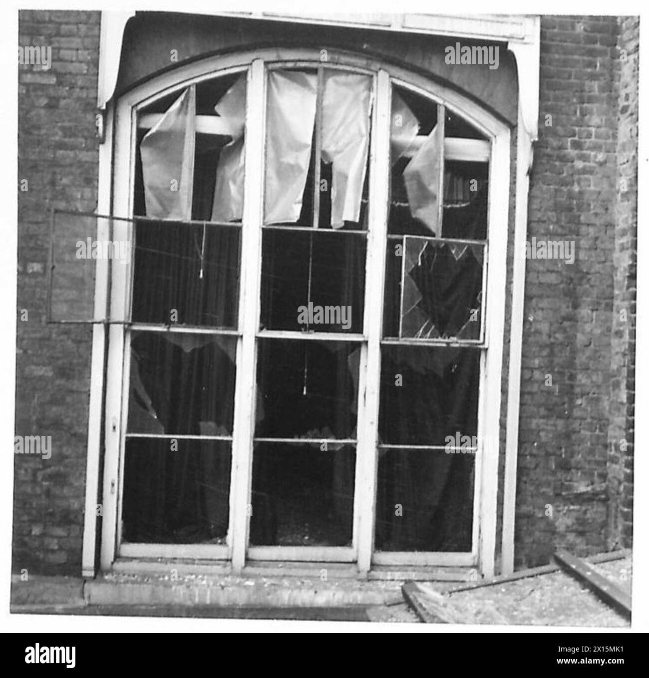 NO.10 DOWNING STREET WURDE WÄHREND DES RAID BESCHÄDIGT - die kaputten Fenster der Nummern 10 und 11 [Rückseite der Häuser] British Army Stockfoto