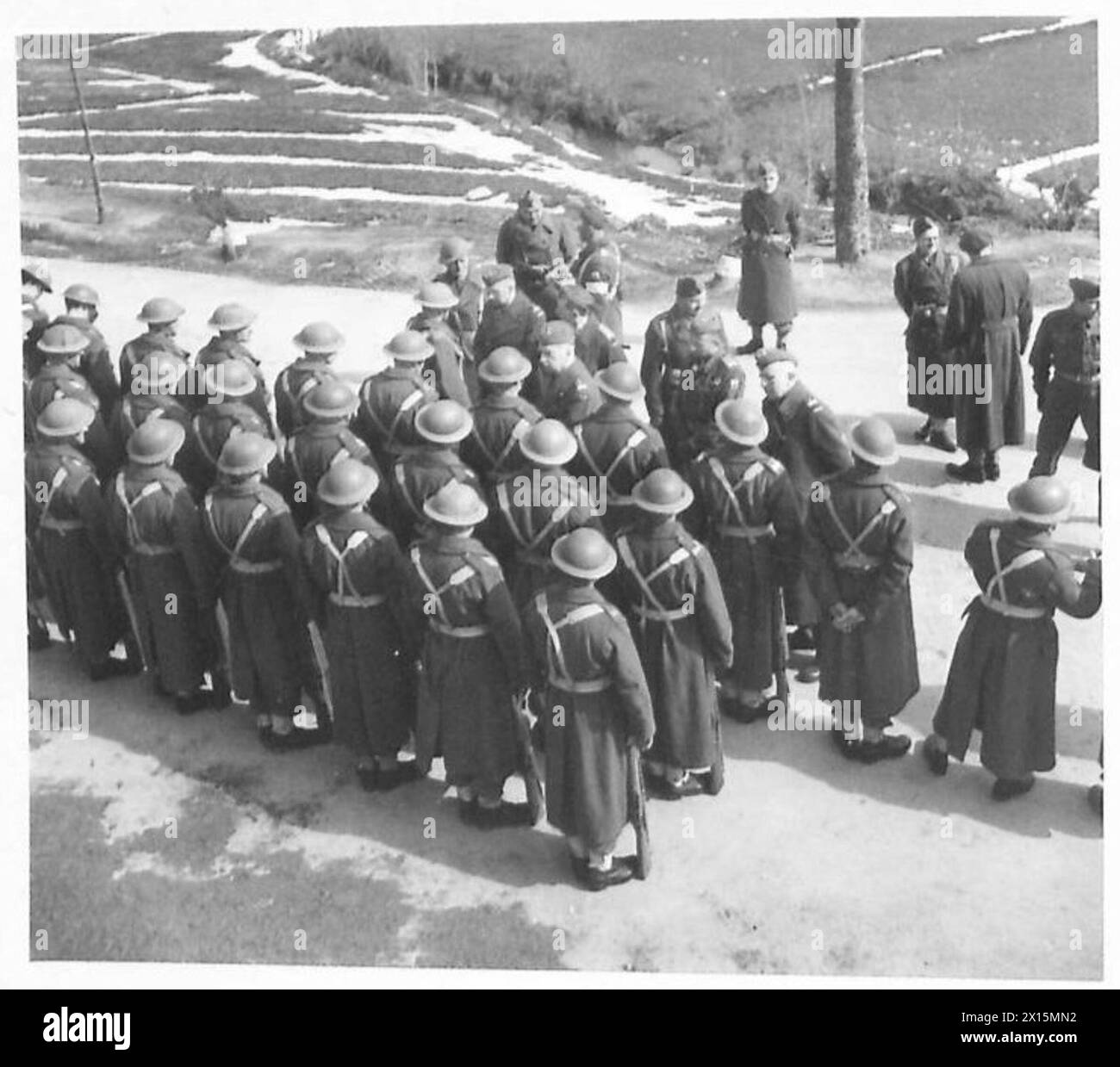 Die Generäle Kazimierz Sosnkowski, Stanisław Kopański und Bolesław Duch, zusammen mit Erzbischof Józef Gawlina, inspizierten am 28-29. März 1944 während des Italienfeldzugs Truppen der 2. Brigade der 3. Karpaten-Division in Carovilli. Stockfoto