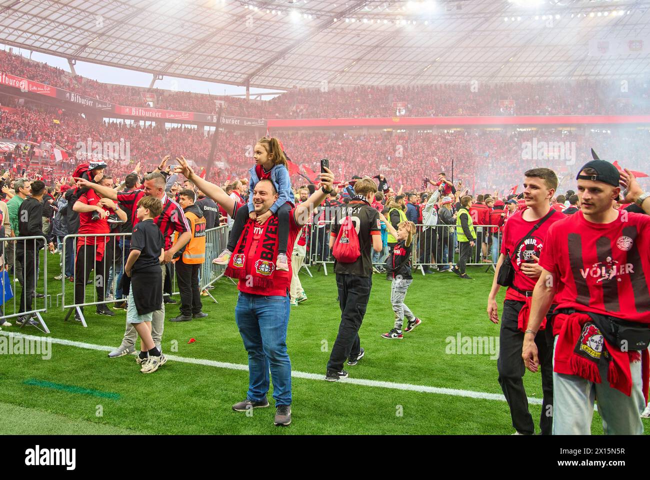 Leverkusen, Deutschland. April 2024. Nach dem Spiel BAYER 04 LEVERKUSEN - SV WERDER BREMEN 5-0 am 14. April 2024 in Leverkusen, Deutschland, treten die Fans ins Feld. Saison 2023/2024, 1. Bundesliga, Spieltag 29, 29. Spieltag Credit: Peter Schatz/Alamy Live News Stockfoto