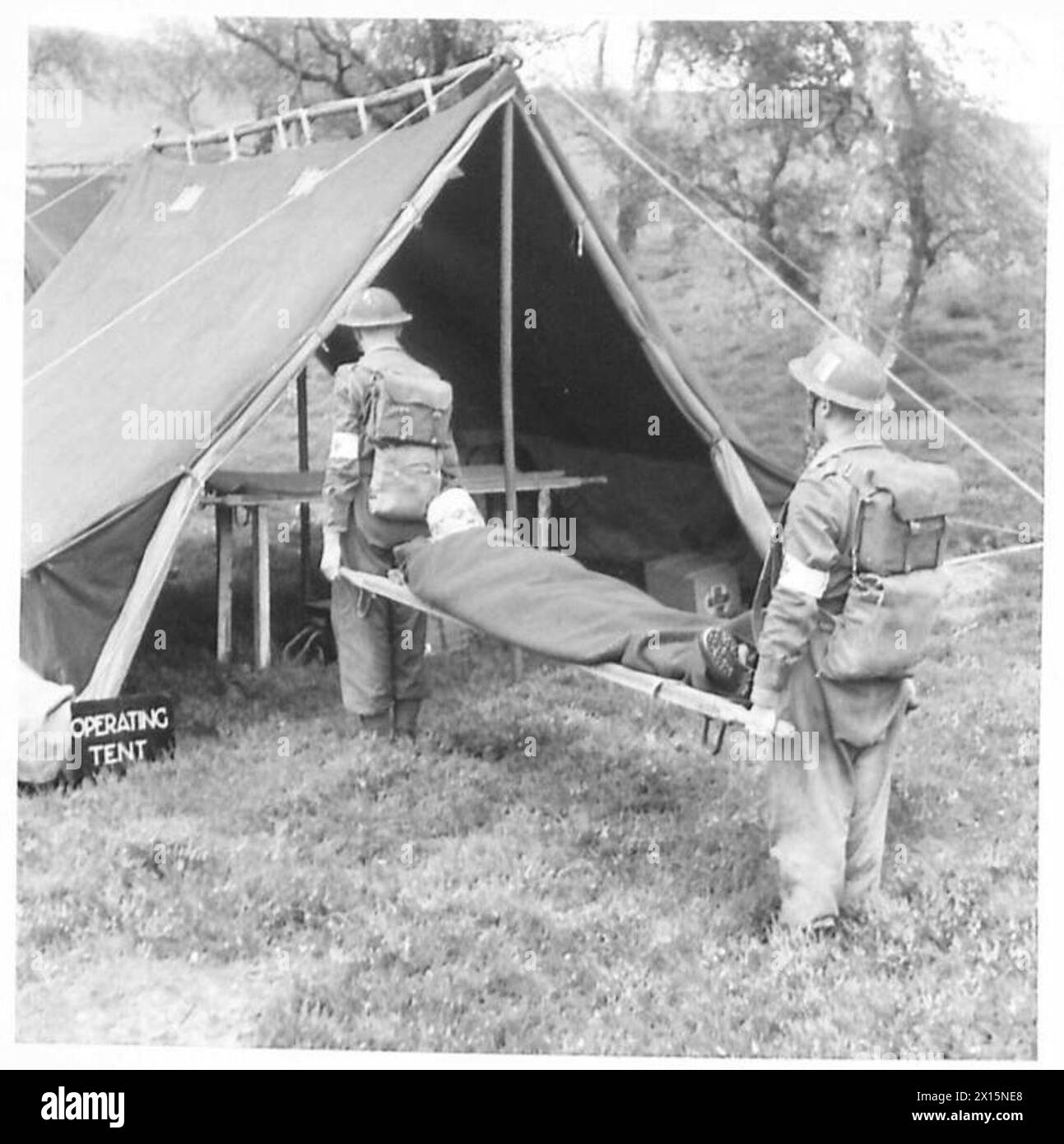 MAULTIER-TRANSPORT-TRAINING - die Bahre-Party kommt am Feldzelt mit einer britischen Armee an Stockfoto