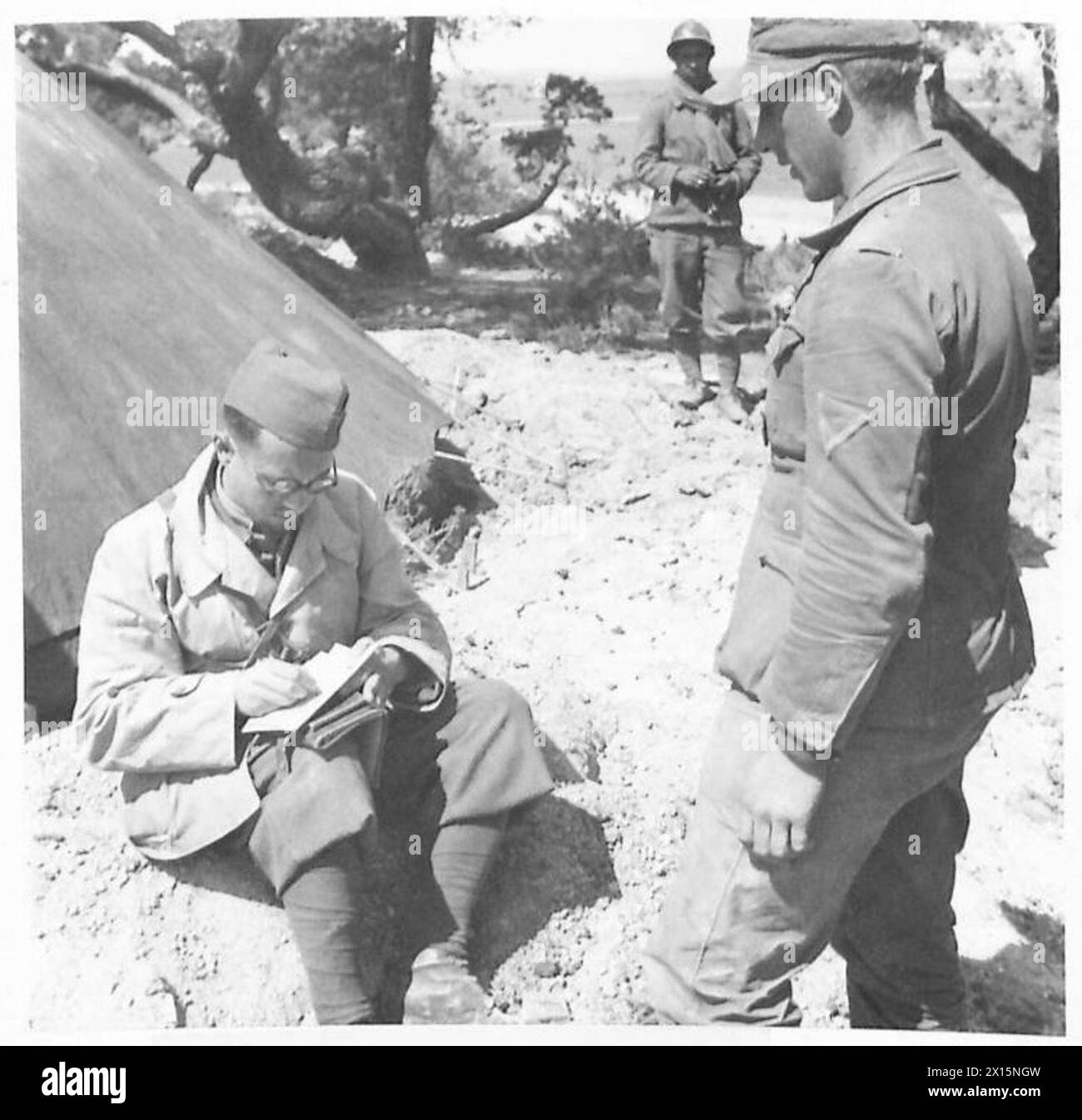 Sgt. Leclerc Jacques erfasst Informationen über den deutschen Gefangenen CPL. Bacher bei der Ankunft in einem nordafrikanischen Kriegsgefangenenlager Stockfoto
