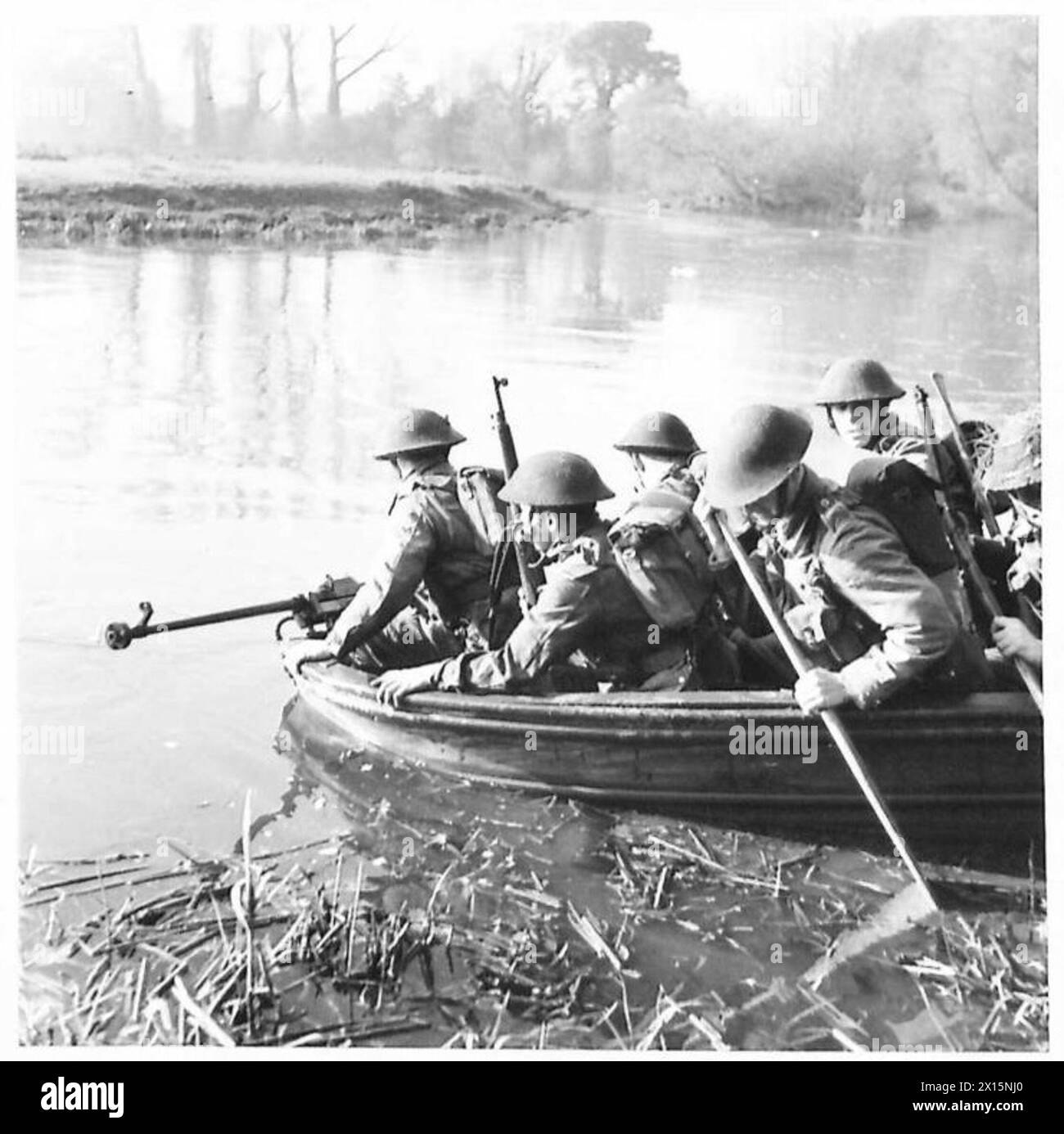 Der Oberbefehlshaber der Home Forces beobachtet bei Operationen im Southern Command die Überquerung eines Flusses. Stockfoto