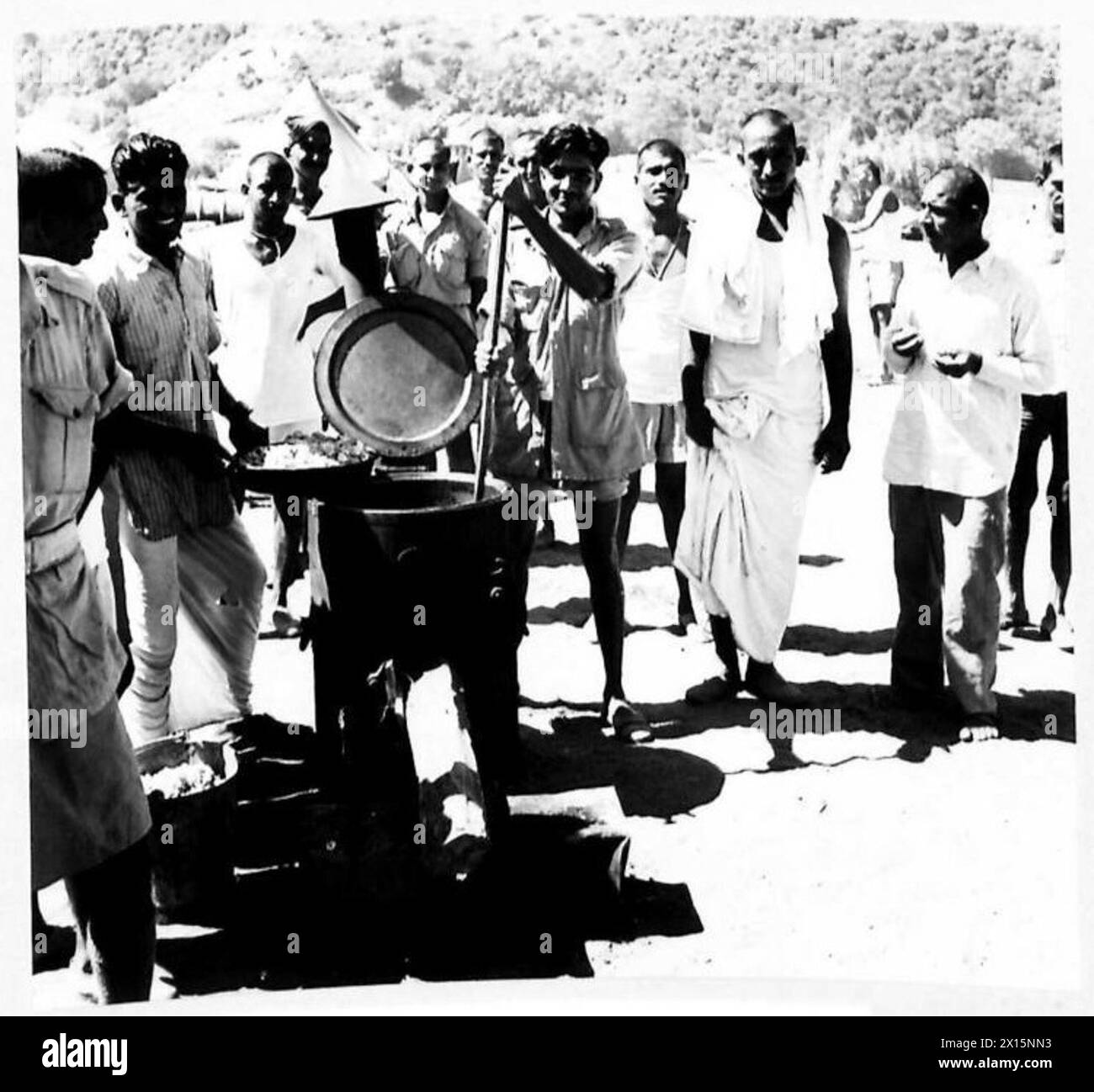 EIN INDISCHES JODHPUR SARDOR-INFANTERIEREGIMENT IN NORDAFRIKA - willige Hände im Kochhaus, die ihre berühmte britische Curry-Armee rühren Stockfoto