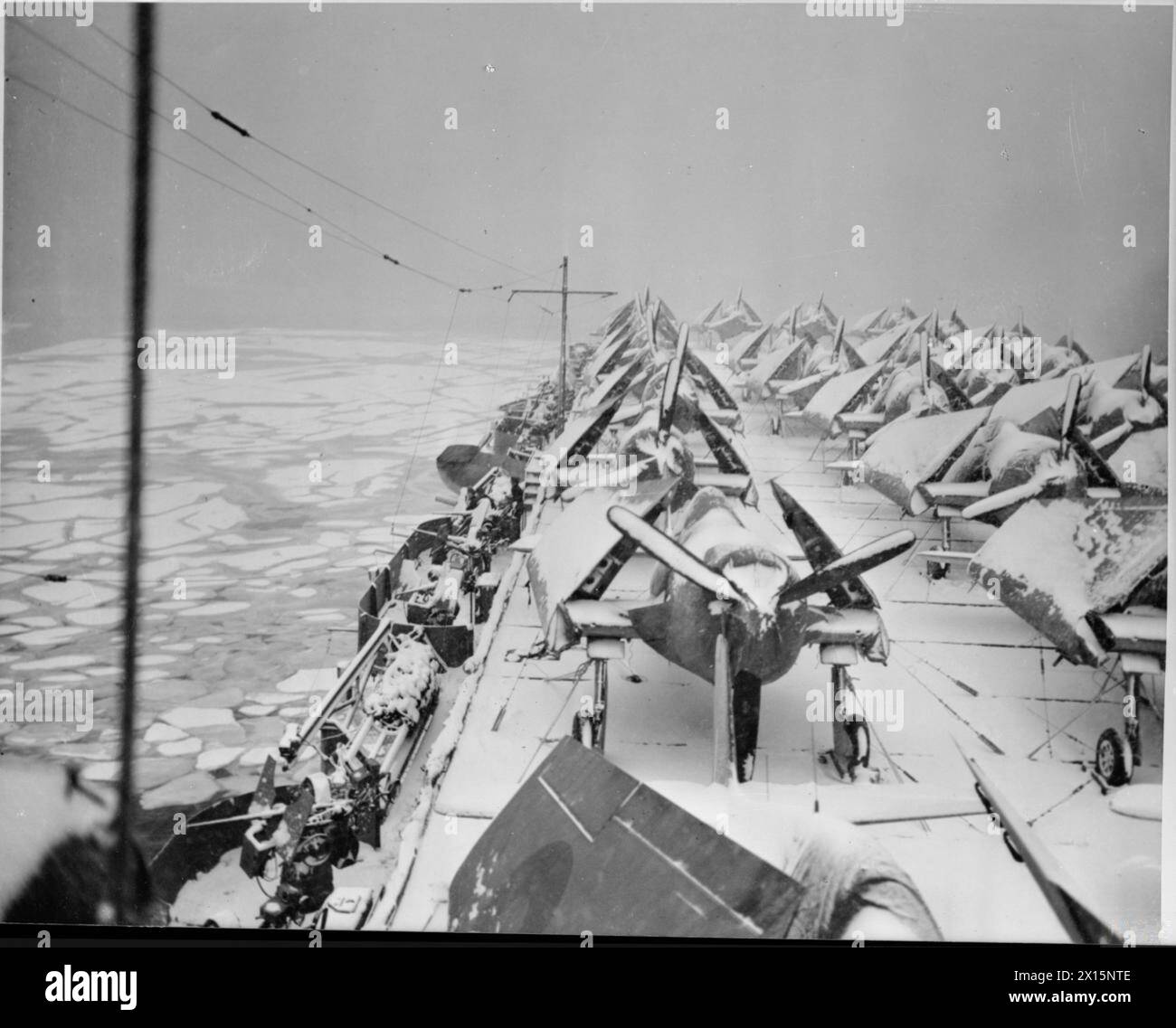 Die HMS Emperor of the Royal Navy durchquert während des Zweiten Weltkriegs eiskalte Gewässer vor Neufundland und trägt Grumman Hellcat-Kämpfer für den Fleet Air Arm mit sichtbarem Packeis. Stockfoto